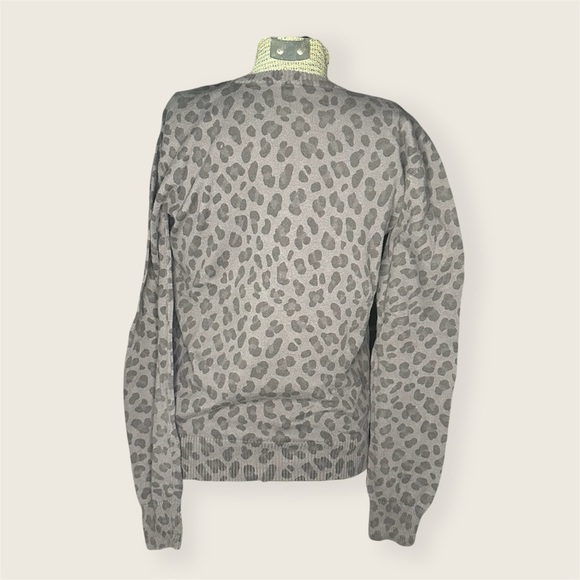 Forever 21 Men Grey Cheetah Sweater - Picture 2 of 4